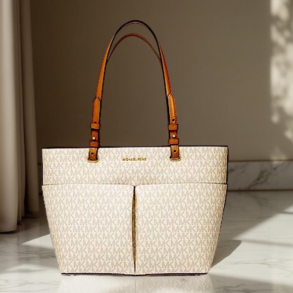 Micheal Kors  Bedford Logo Tote Purse feet at the bottom NWT - Picture 5 of 15